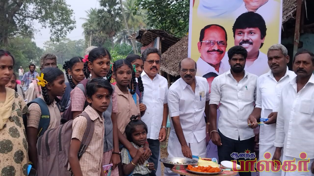 வலங்கைமான் லாயம் பகுதியில் பேரூர் இளைஞர் அணி சார்பில் திமுக இளைஞர் அணி செயலாளரும், துணை முதலமைச்சருமான உதயநிதி ஸ்டாலின் பிறந்த நாள் விழா.