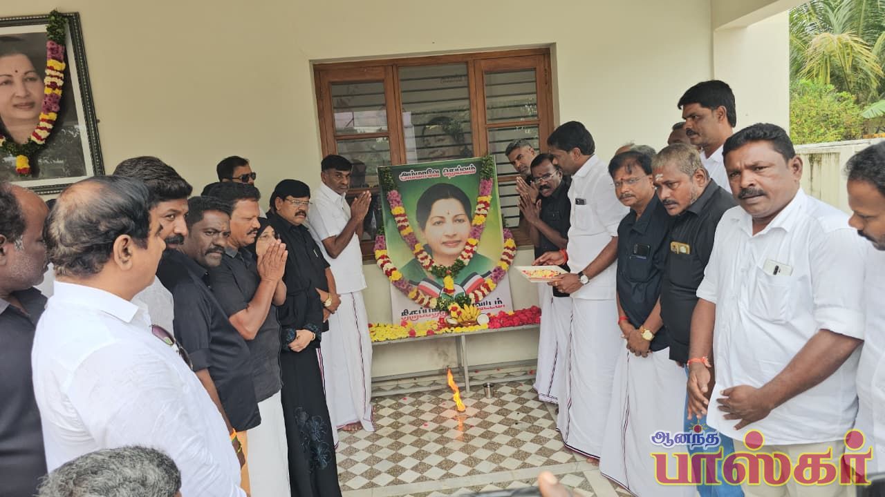 வாணியம்பாடி தேசிய புறவழி சாலையில் உள்ள அதிமுக மாவட்ட அலுவலகத்தில் முன்னாள் முதல்வர் ஜெயலலிதா அவர்களின் 9 ஆம் ஆண்டு நினைவு அஞ்சலி